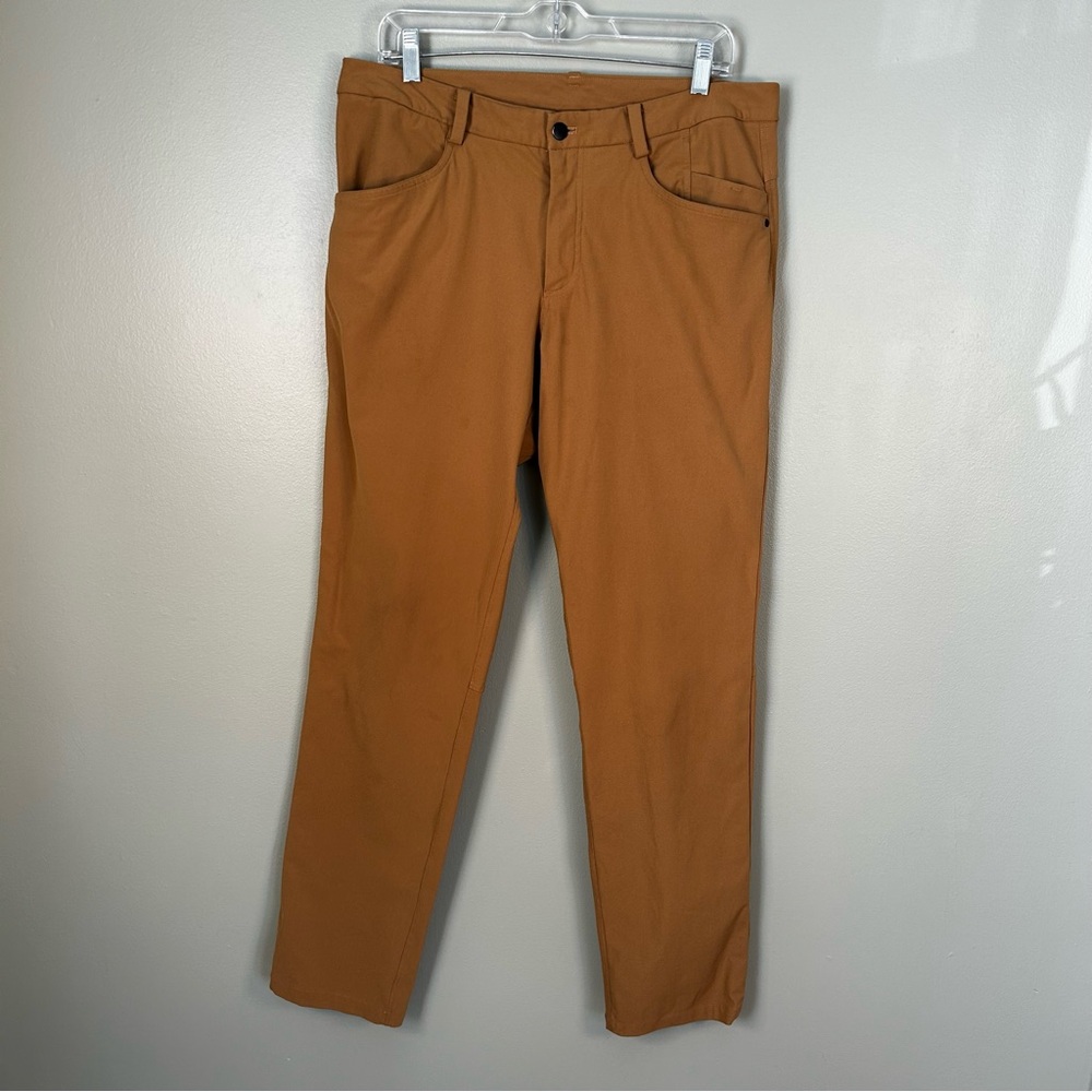lululemon athletica Men's Chinos in Caramel Brown